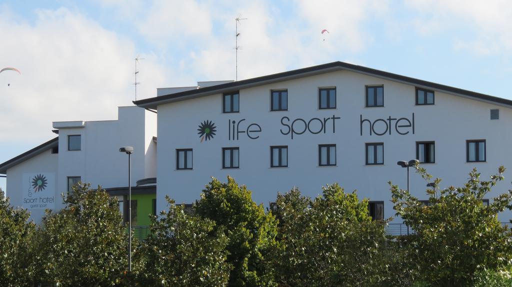 Life Sport Hotel Mentana Luaran gambar